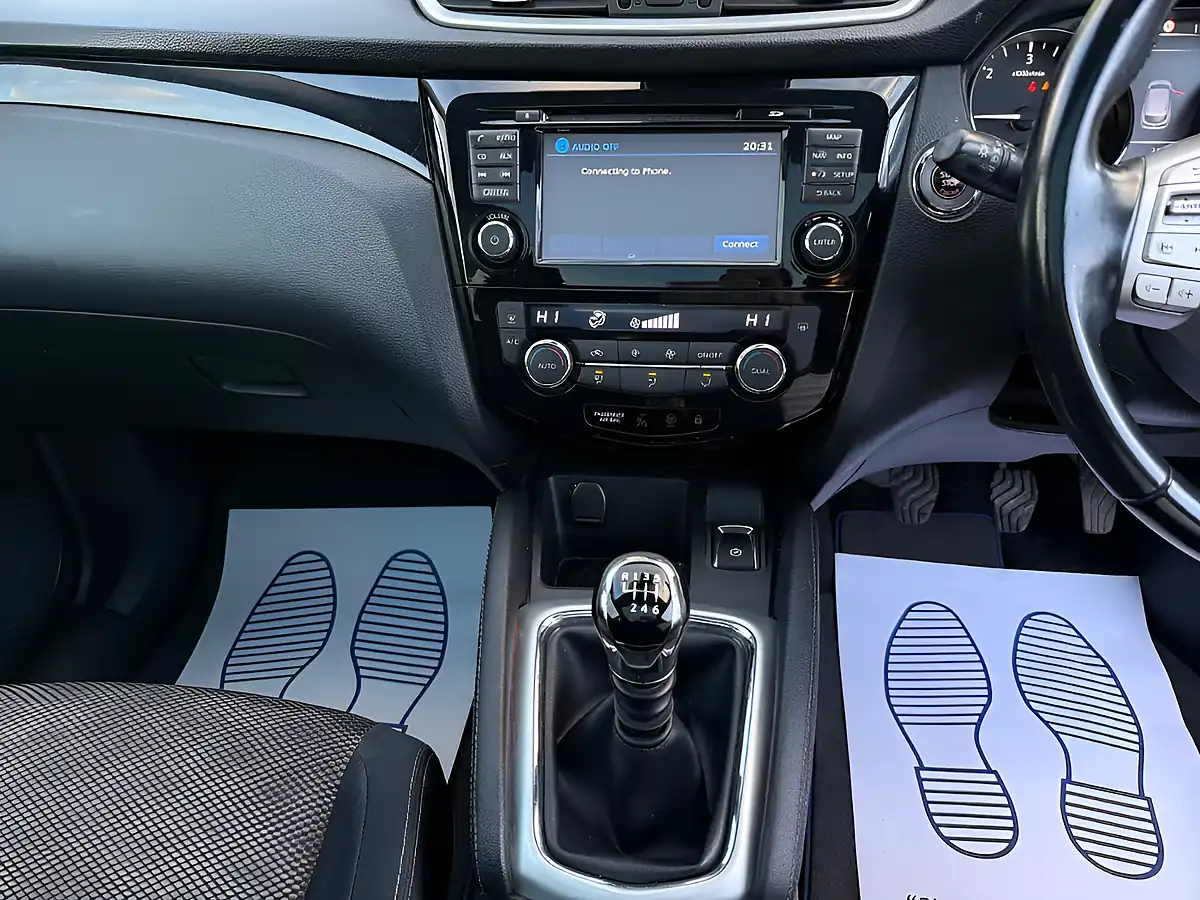 Used 2014 Nissan Qashqai Acenta Premium Silver - Interior and Exterior details 18