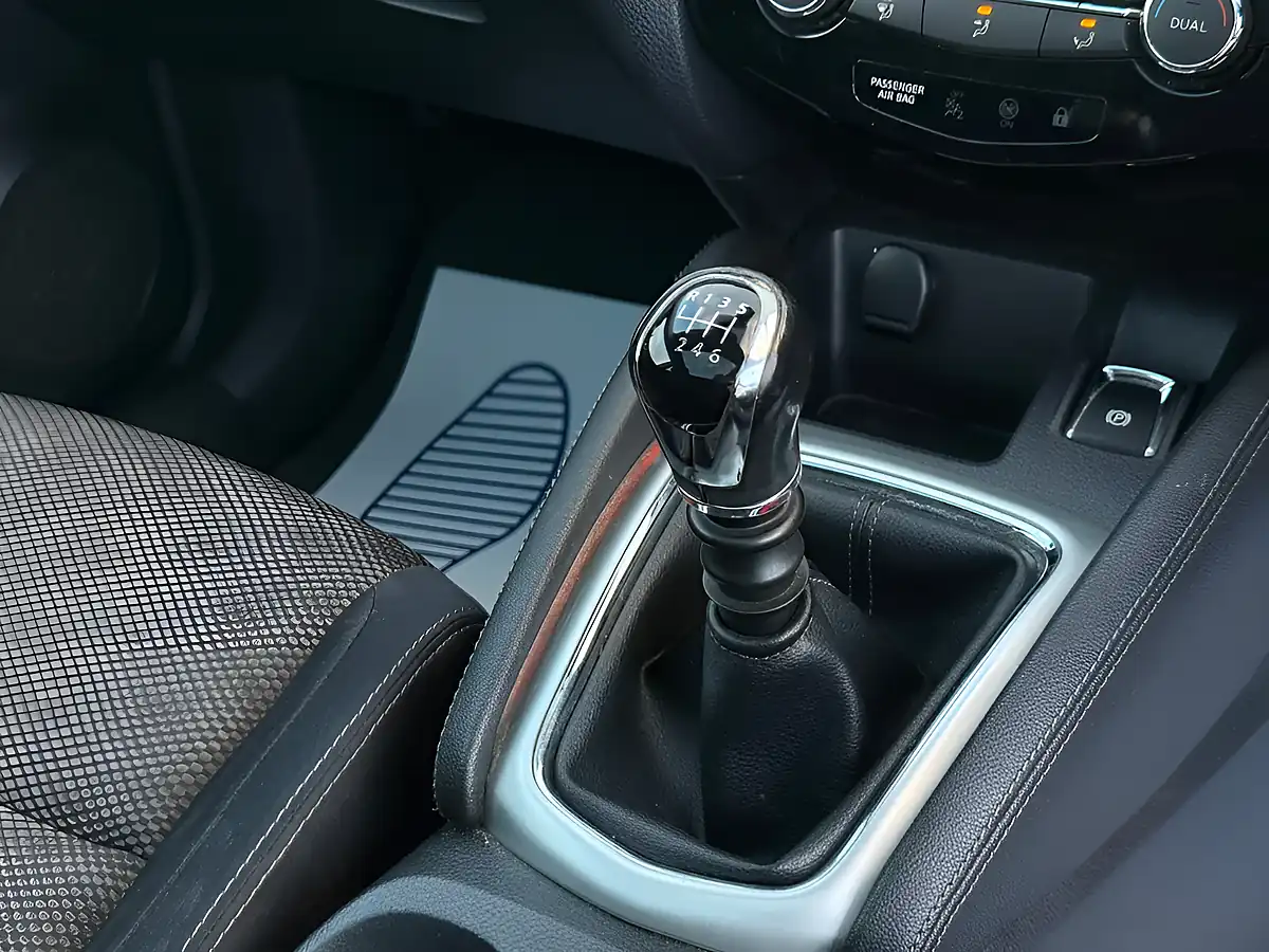 Used 2014 Nissan Qashqai Acenta Premium Silver - Interior and Exterior details 19