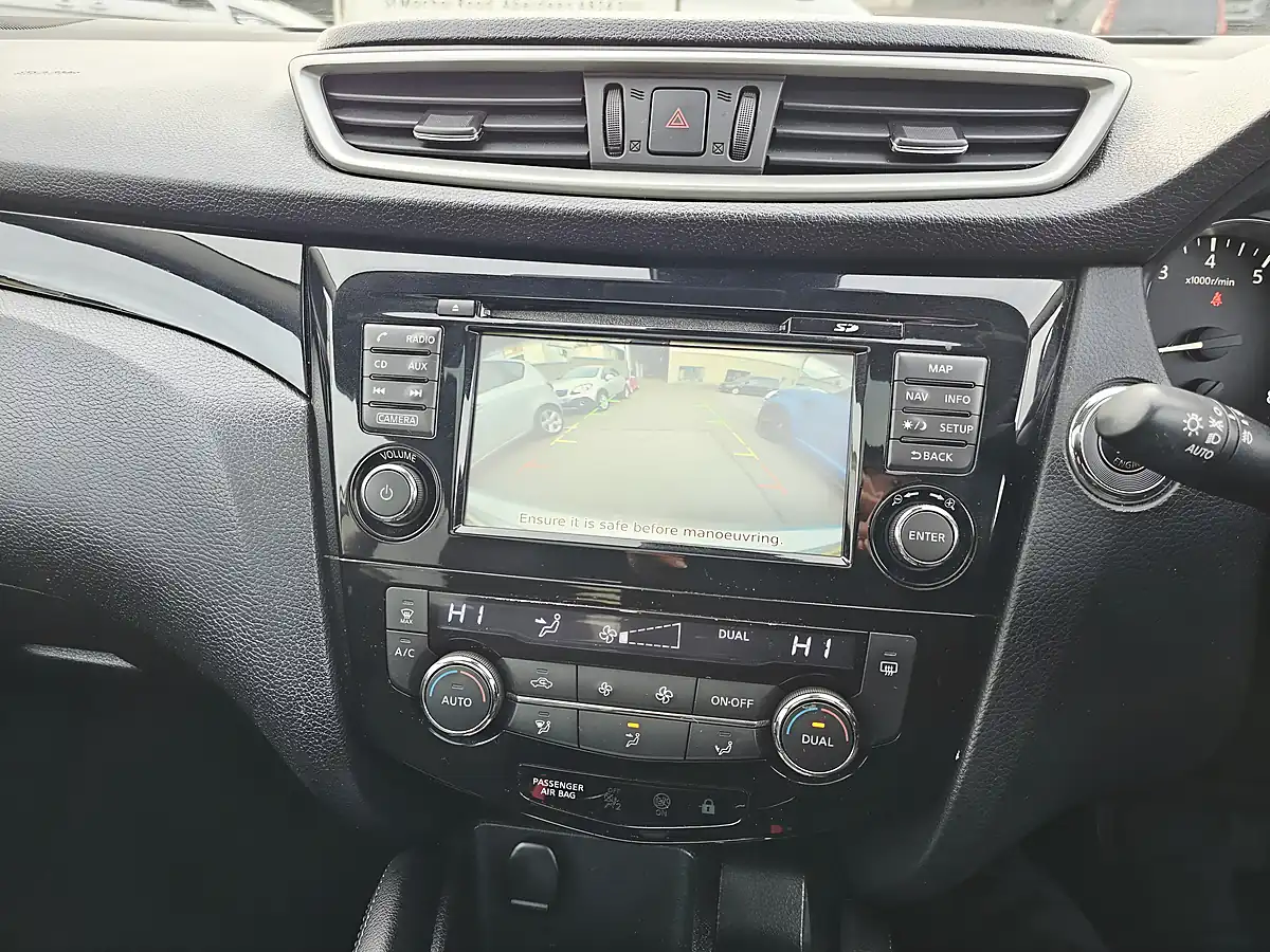 Used 2014 Nissan Qashqai Acenta Premium Silver - Interior and Exterior details 13