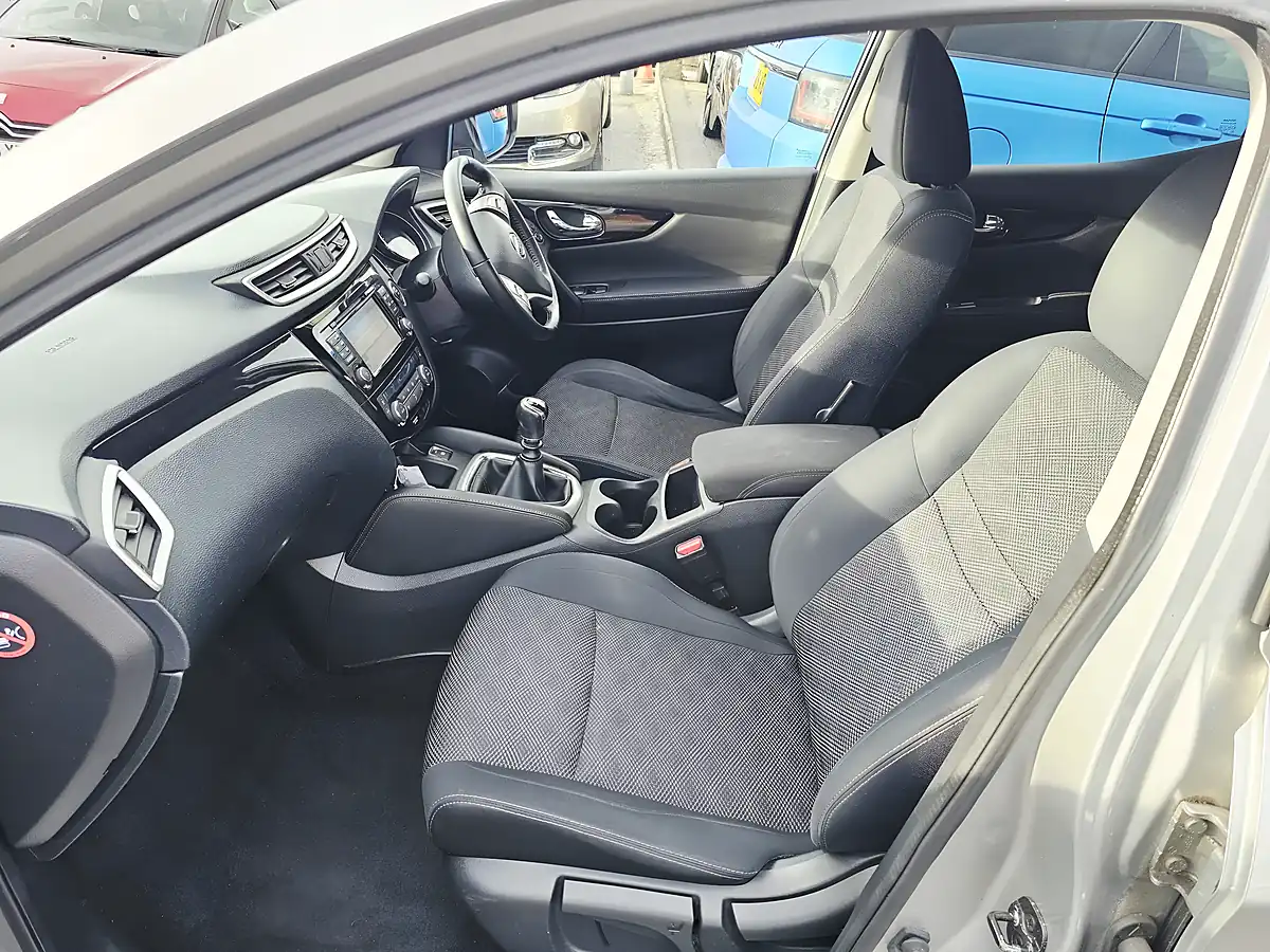 Used 2014 Nissan Qashqai Acenta Premium Silver - Interior and Exterior details 7
