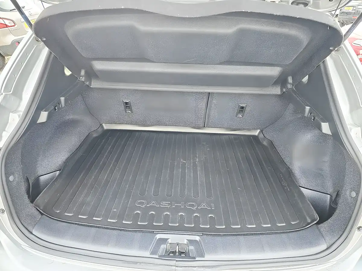 Used 2014 Nissan Qashqai Acenta Premium Silver - Interior and Exterior details 9