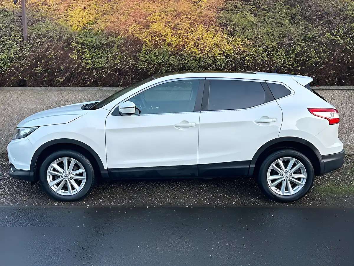 Used 2014 Nissan Qashqai Acenta Premium White - Interior and Exterior details 3