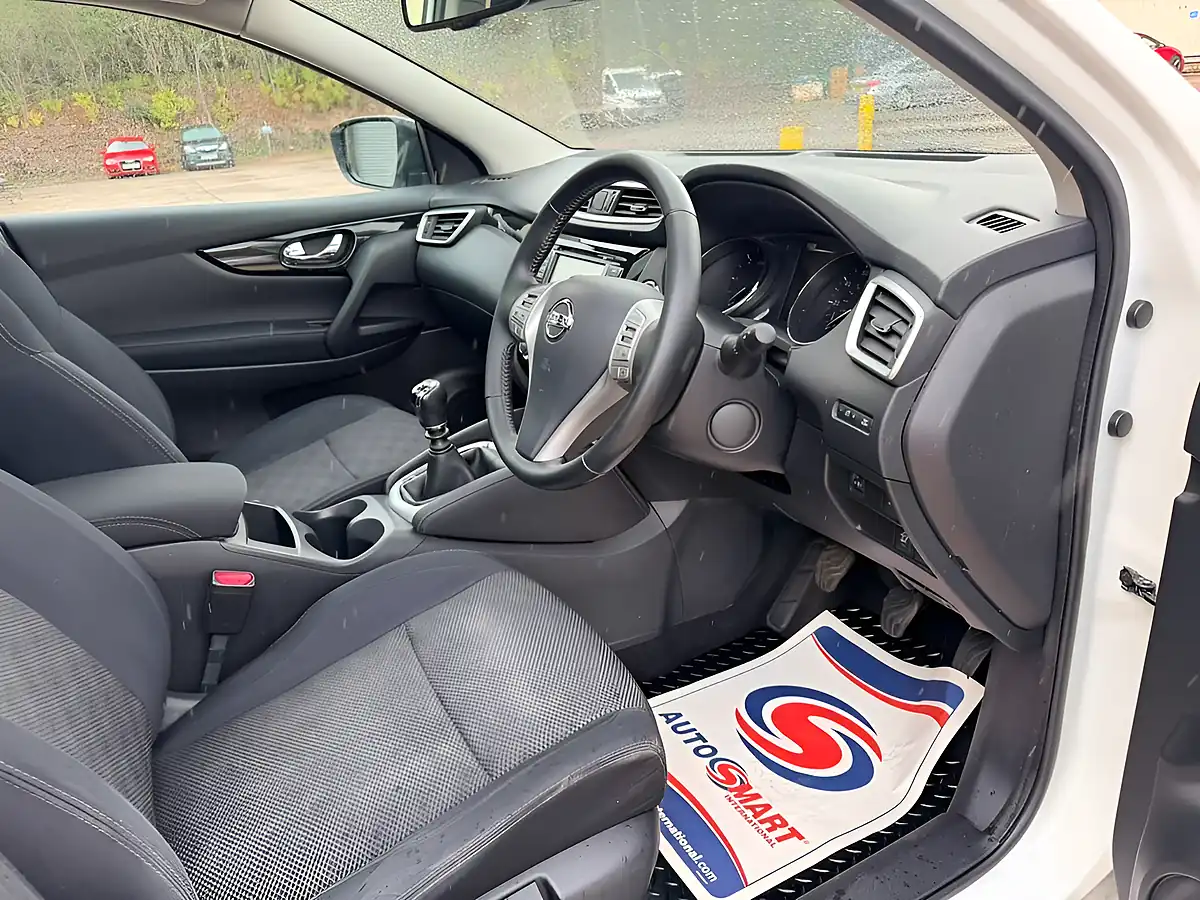 Used 2014 Nissan Qashqai Acenta Premium White - Interior and Exterior details 12