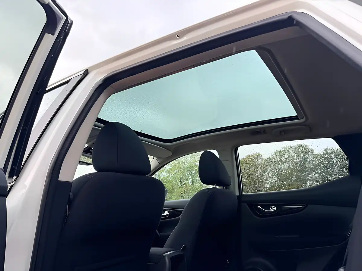 Used 2014 Nissan Qashqai Acenta Premium White - Interior and Exterior details 15
