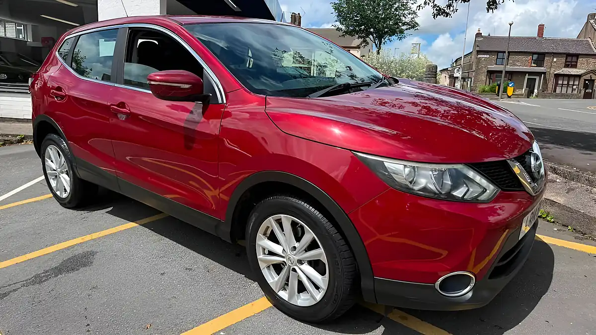Used 2014 Nissan Qashqai Acenta Red - Front View