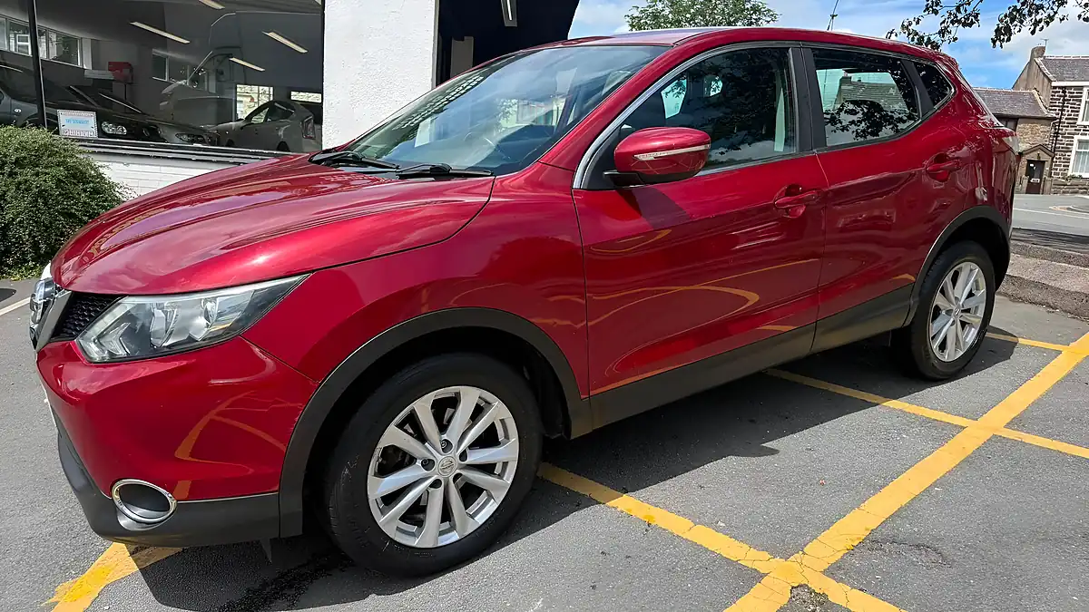 Used 2014 Nissan Qashqai Acenta Red - Interior and Exterior details 12