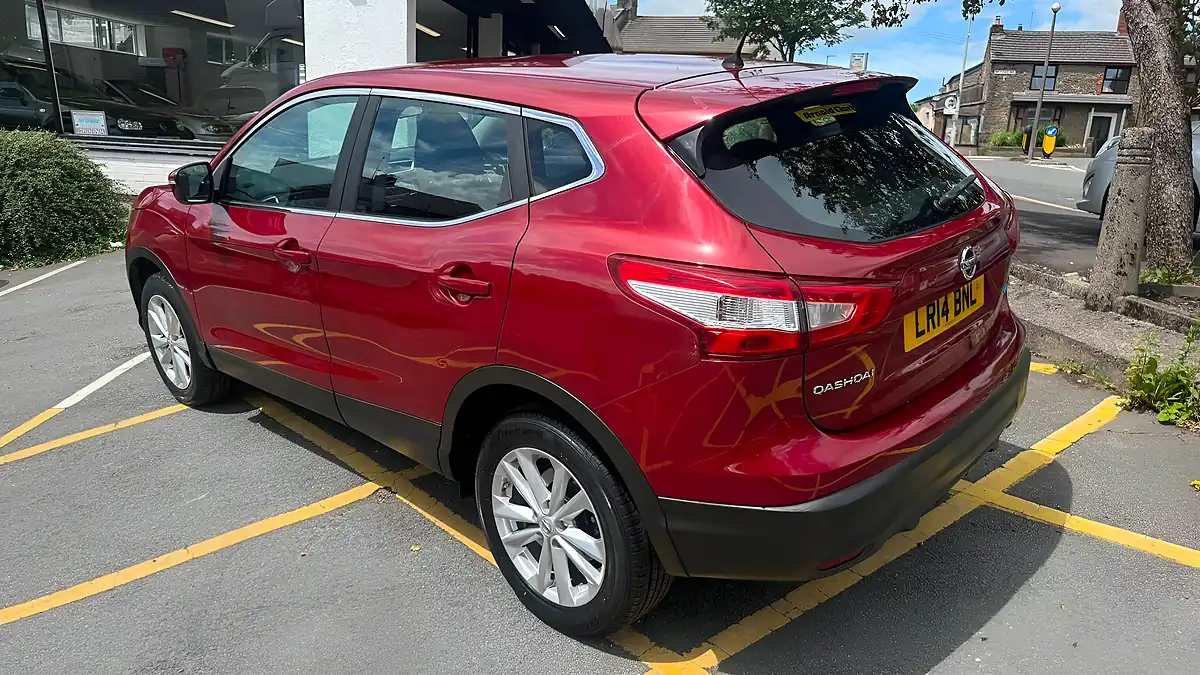 Used 2014 Nissan Qashqai Acenta Red - Interior and Exterior details 13