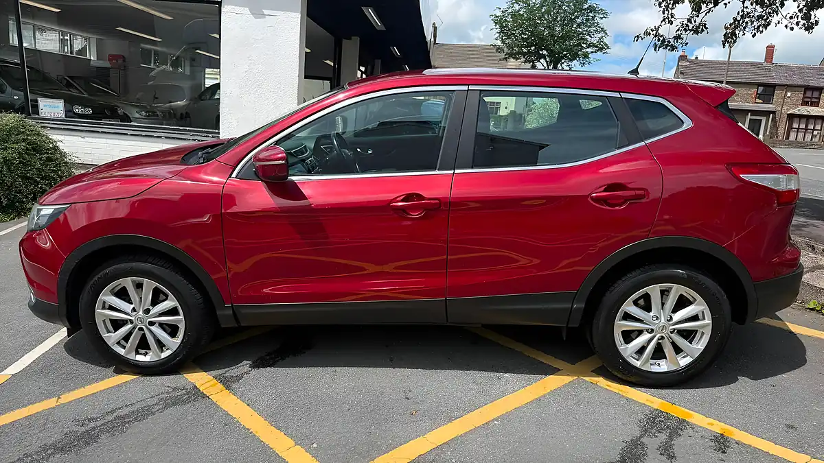 Used 2014 Nissan Qashqai Acenta Red - Interior and Exterior details 15