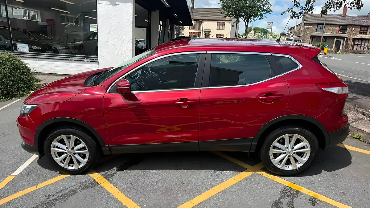 Used 2014 Nissan Qashqai Acenta Red - Interior and Exterior details 16
