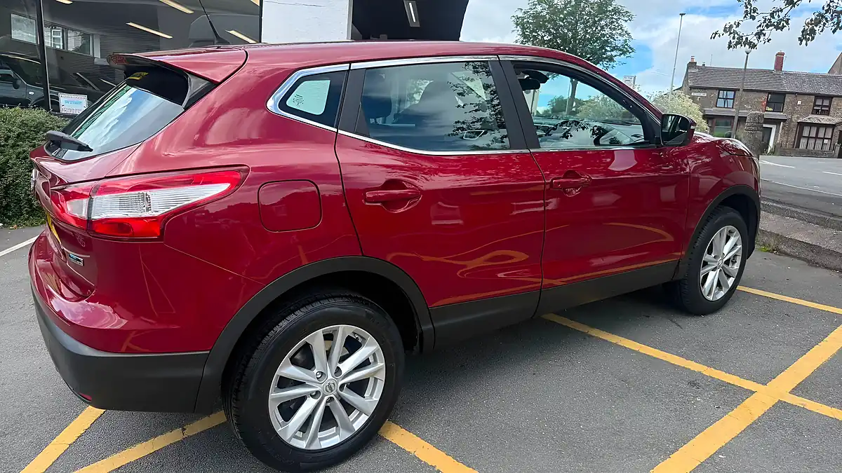 Used 2014 Nissan Qashqai Acenta Red - Interior and Exterior details 3