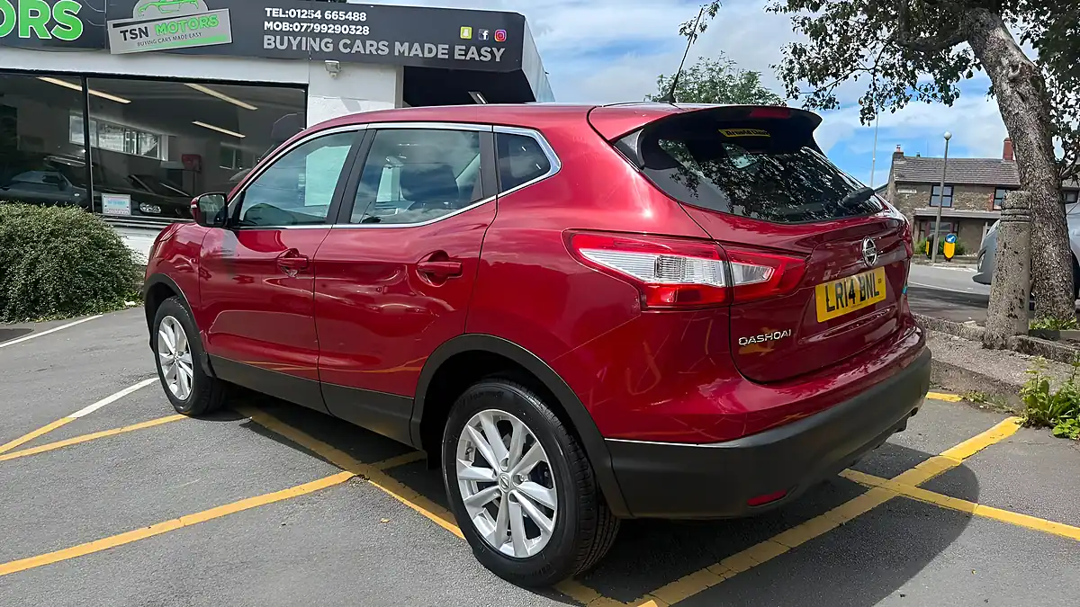 Used 2014 Nissan Qashqai Acenta Red - Interior and Exterior details 4