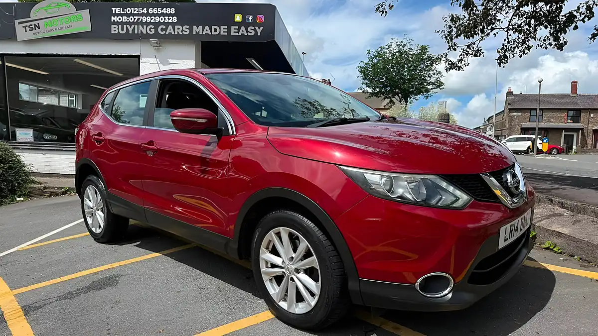 Used 2014 Nissan Qashqai Acenta Red - Interior and Exterior details 5