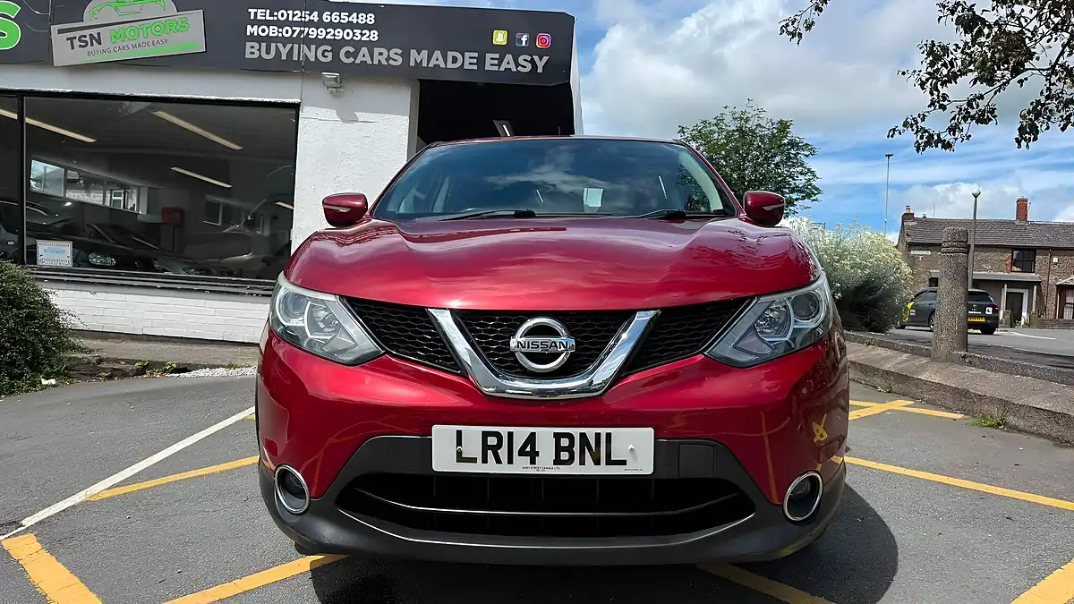 Used 2014 Nissan Qashqai Acenta Red - Interior and Exterior details 8