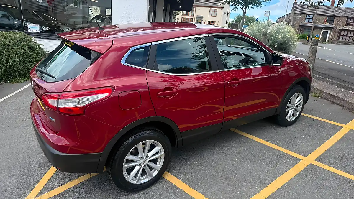 Used 2014 Nissan Qashqai Acenta Red - Interior and Exterior details 9