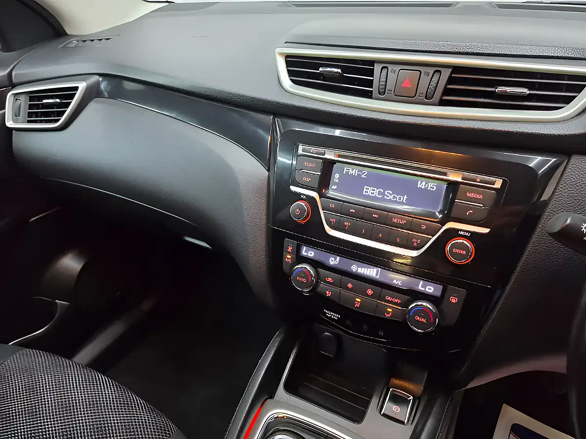 Used 2014 Nissan Qashqai Acenta Smart Vision Pack Beige - Interior and Exterior details 14