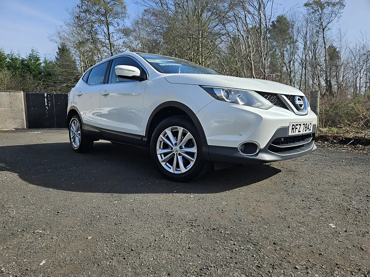 Used 2014 Nissan Qashqai Acenta White - Front View
