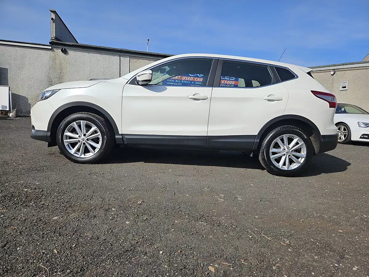 Used 2014 Nissan Qashqai Acenta White - Interior and Exterior details 11