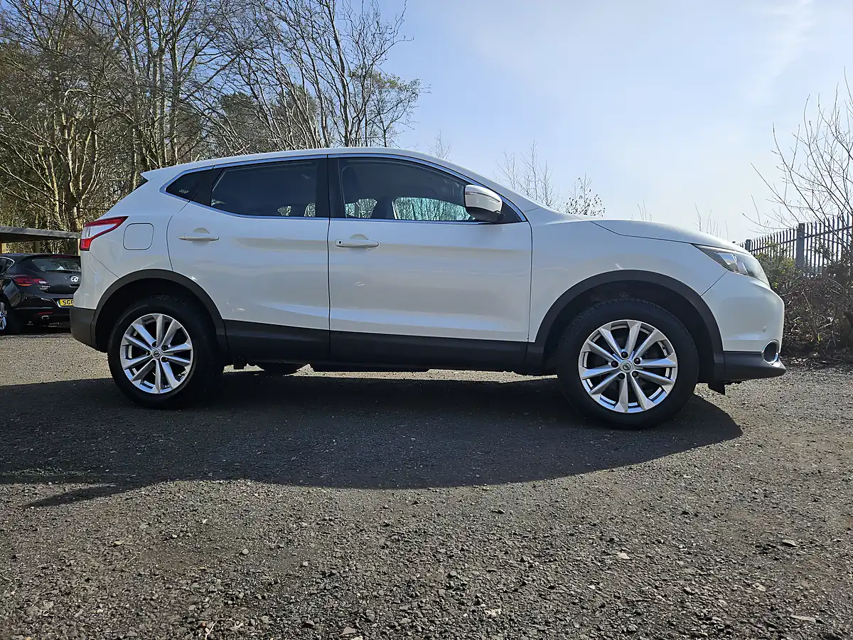 Used 2014 Nissan Qashqai Acenta White - Interior and Exterior details 19