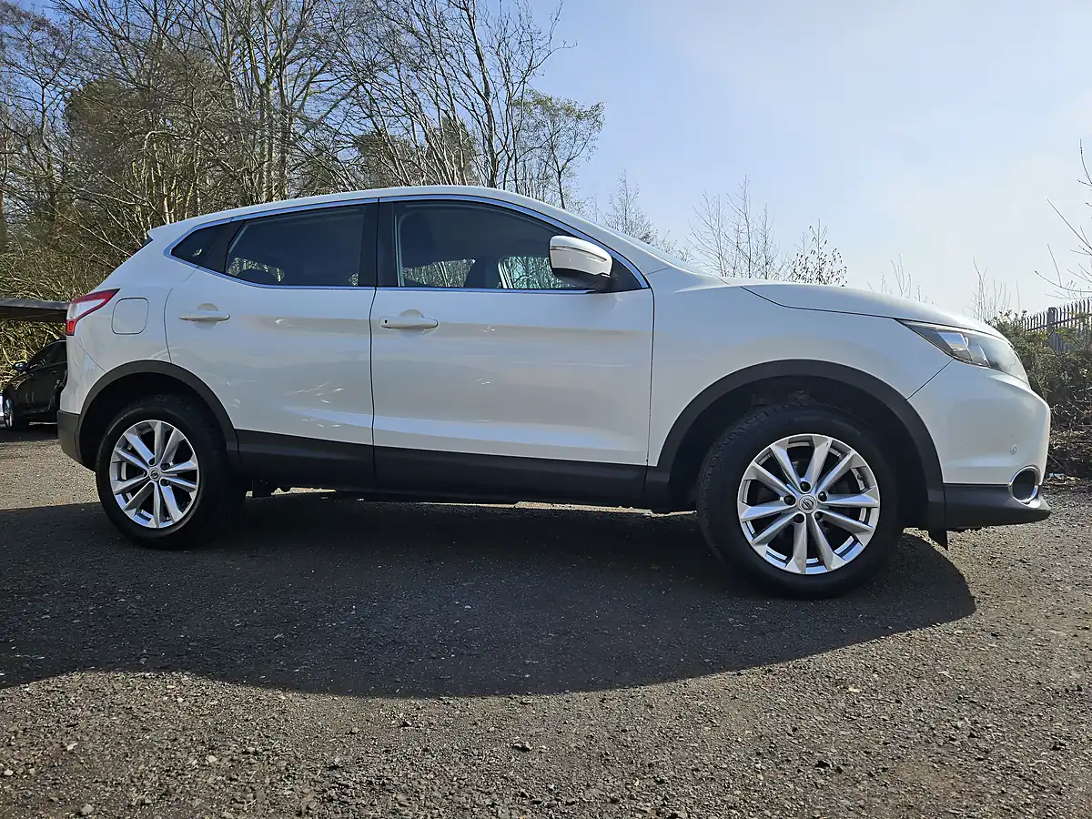 Used 2014 Nissan Qashqai Acenta White - Interior and Exterior details 5