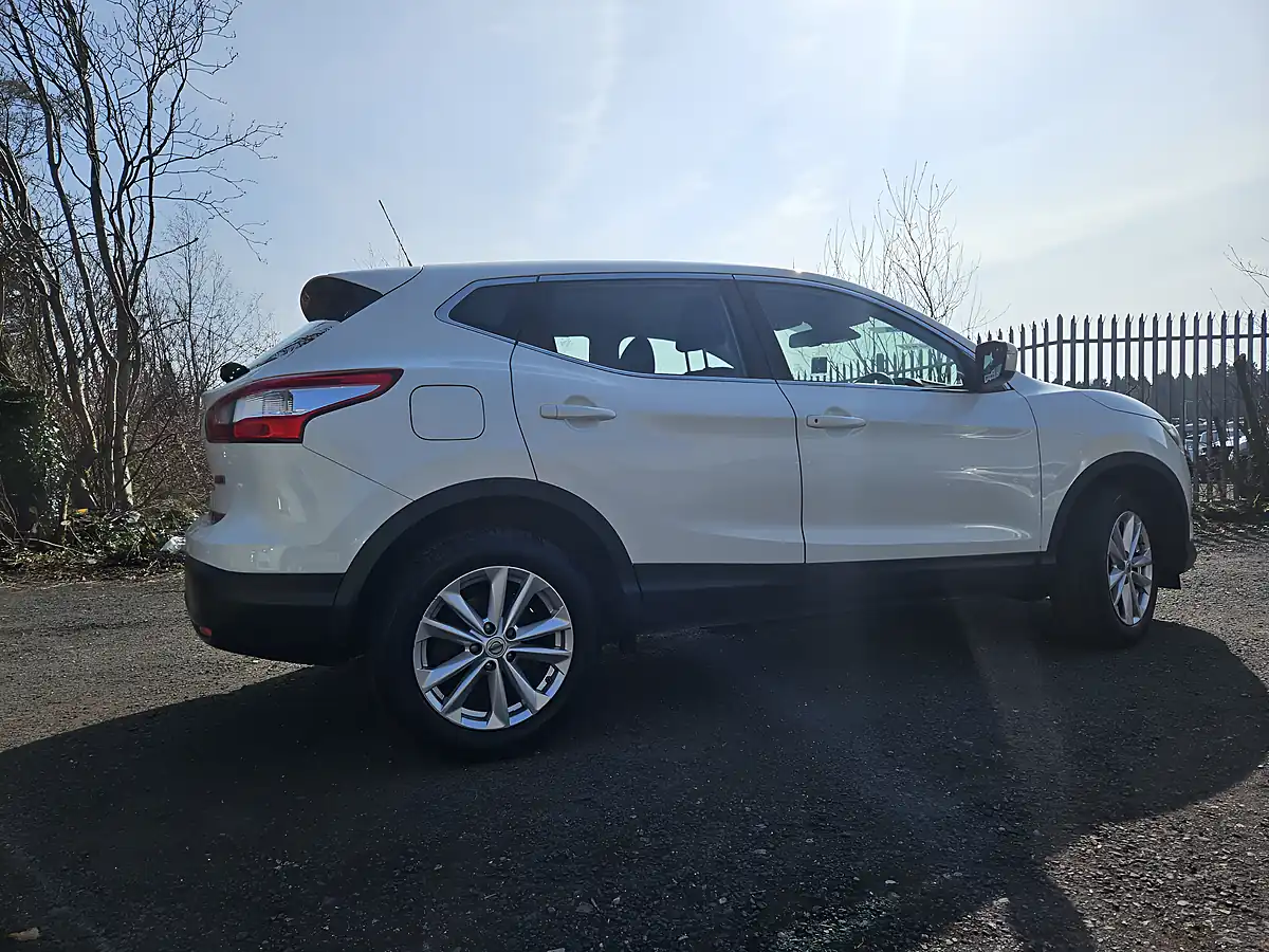 Used 2014 Nissan Qashqai Acenta White - Interior and Exterior details 6