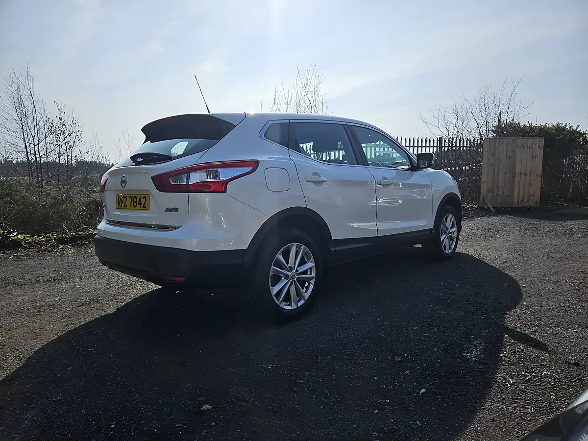Used 2014 Nissan Qashqai Acenta White - Interior and Exterior details 7