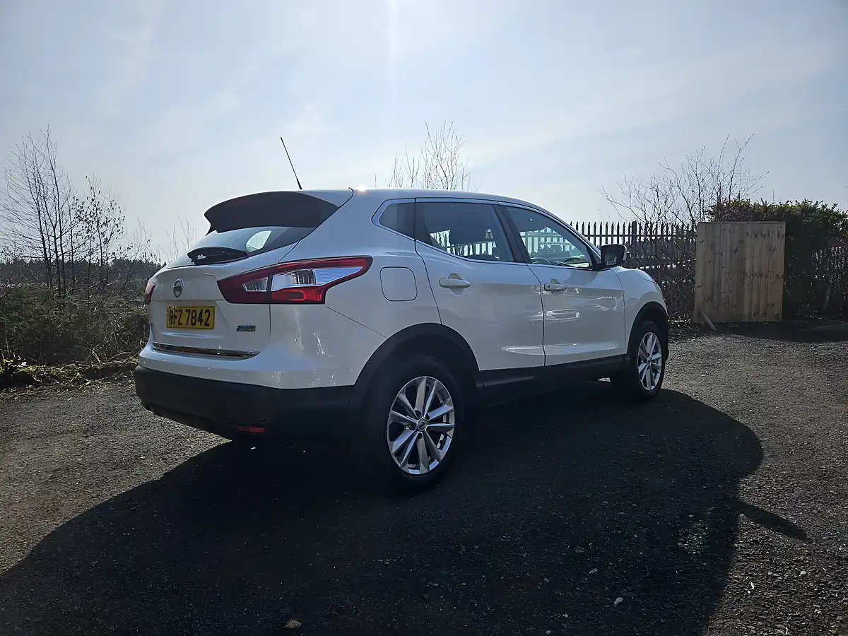 Used 2014 Nissan Qashqai Acenta White - Interior and Exterior details 8