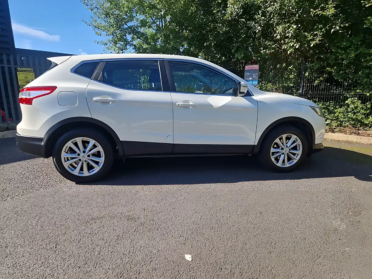 Used 2014 Nissan Qashqai Acenta White - Interior and Exterior details 14