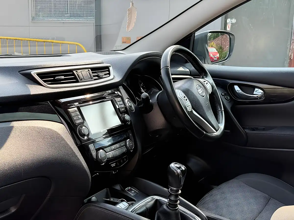 Used 2014 Nissan Qashqai N-Tec+ White - Interior and Exterior details 10