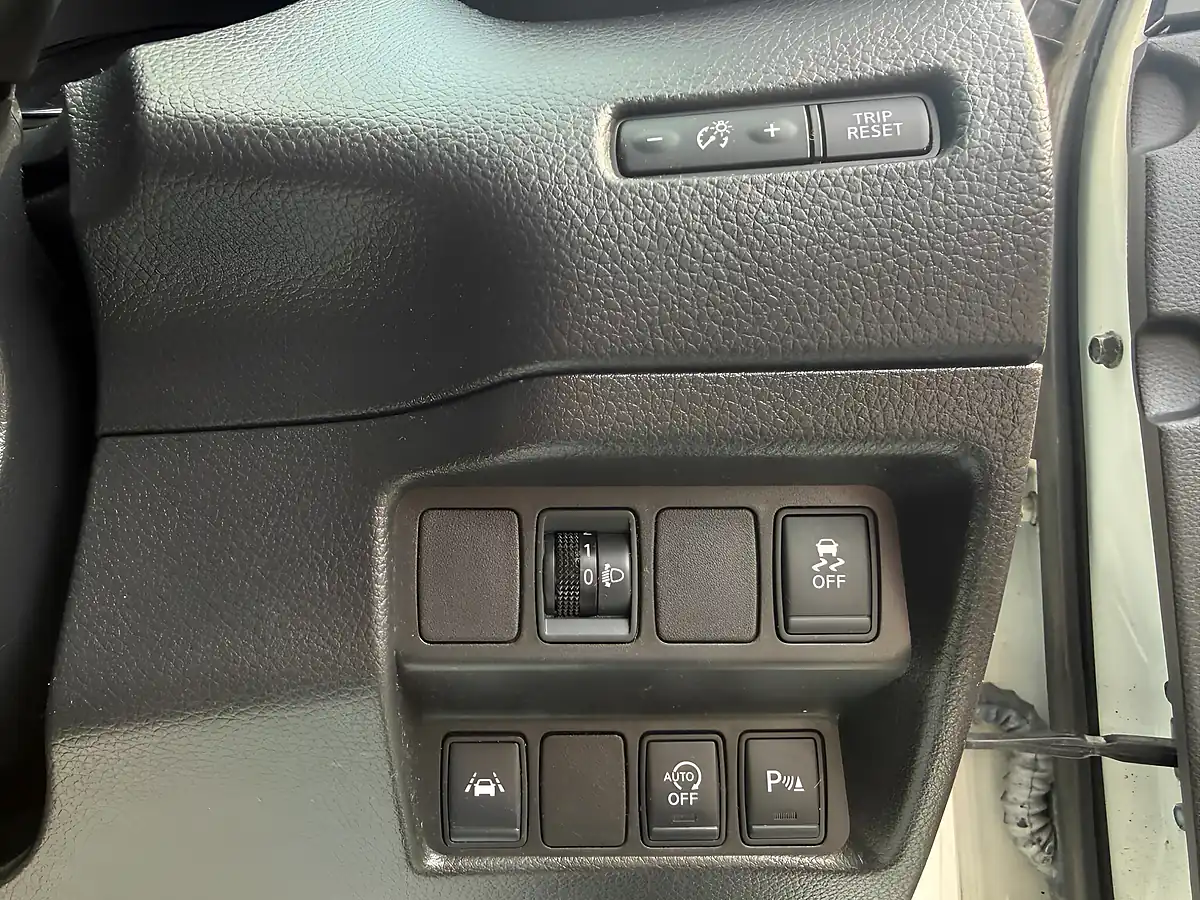 Used 2014 Nissan Qashqai N-Tec+ White - Interior and Exterior details 15