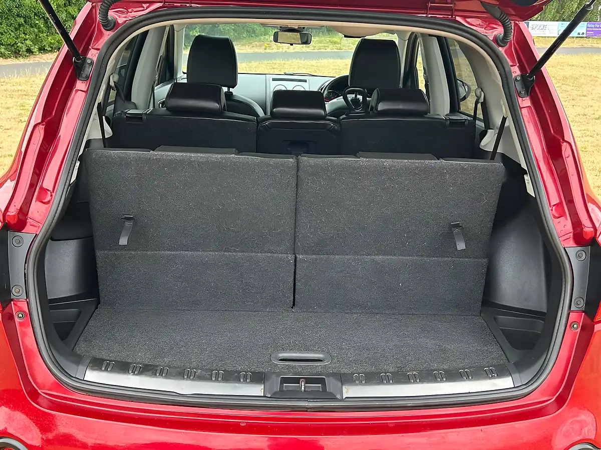 Used 2014 Nissan Qashqai Qashqai+2 Red - Interior and Exterior details 12