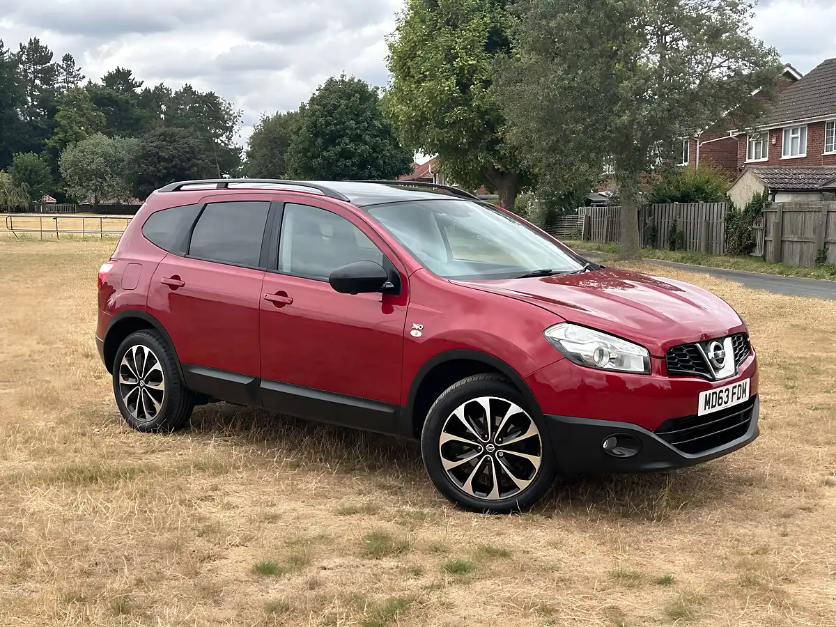 Used 2014 Nissan Qashqai Qashqai+2 Red - Interior and Exterior details 3