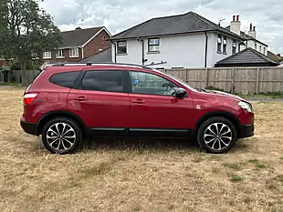 Used 2014 Nissan Qashqai Qashqai+2 Red - Interior and Exterior details 4
