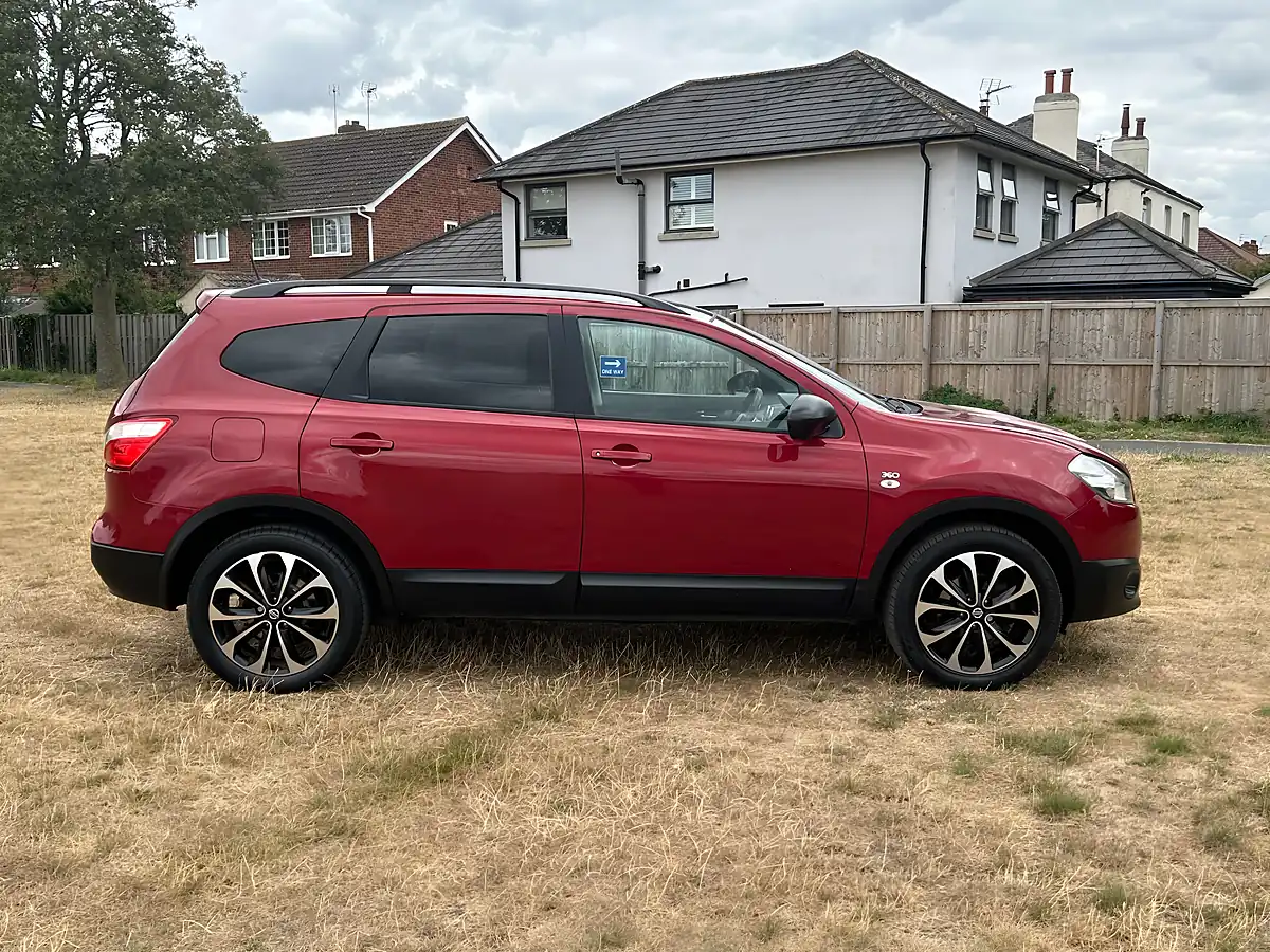 Used 2014 Nissan Qashqai Qashqai+2 Red - Interior and Exterior details 4