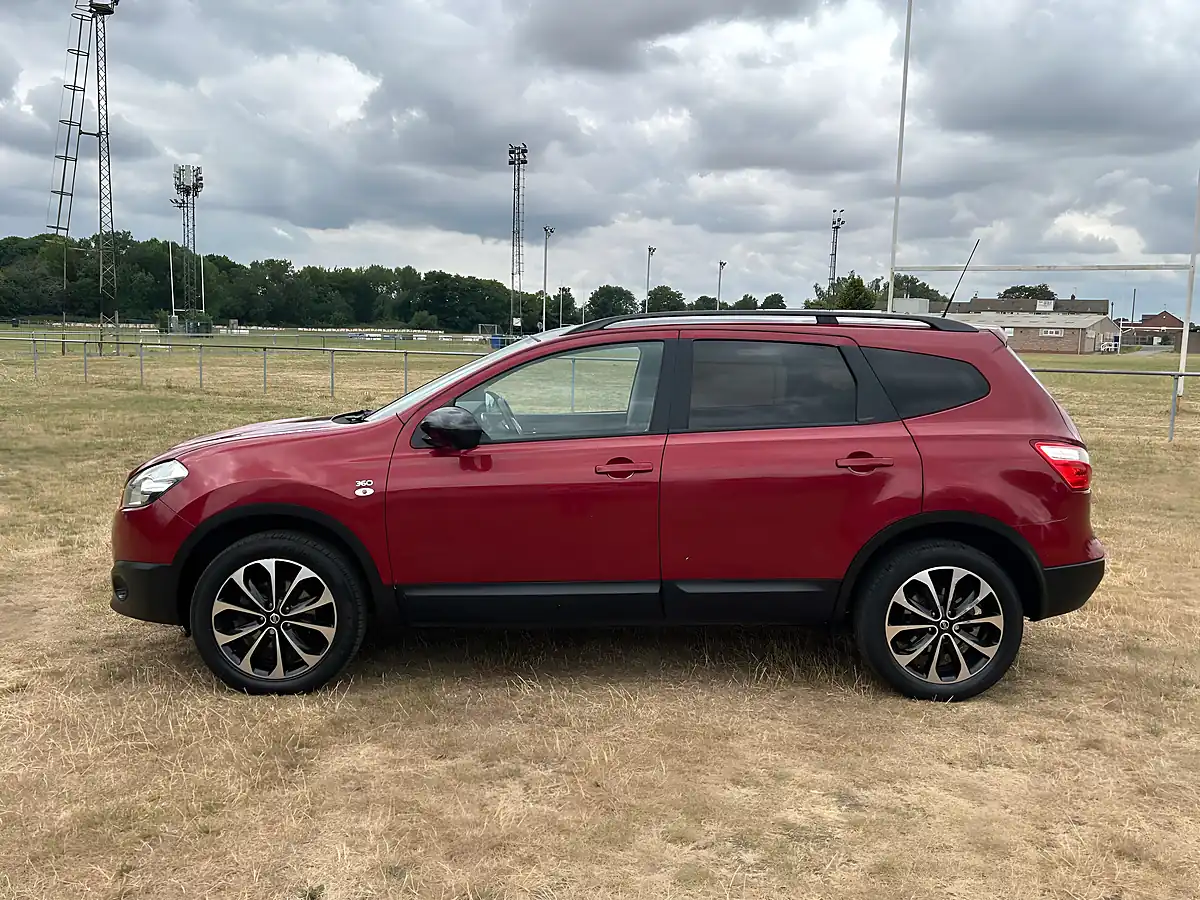 Used 2014 Nissan Qashqai Qashqai+2 Red - Interior and Exterior details 8