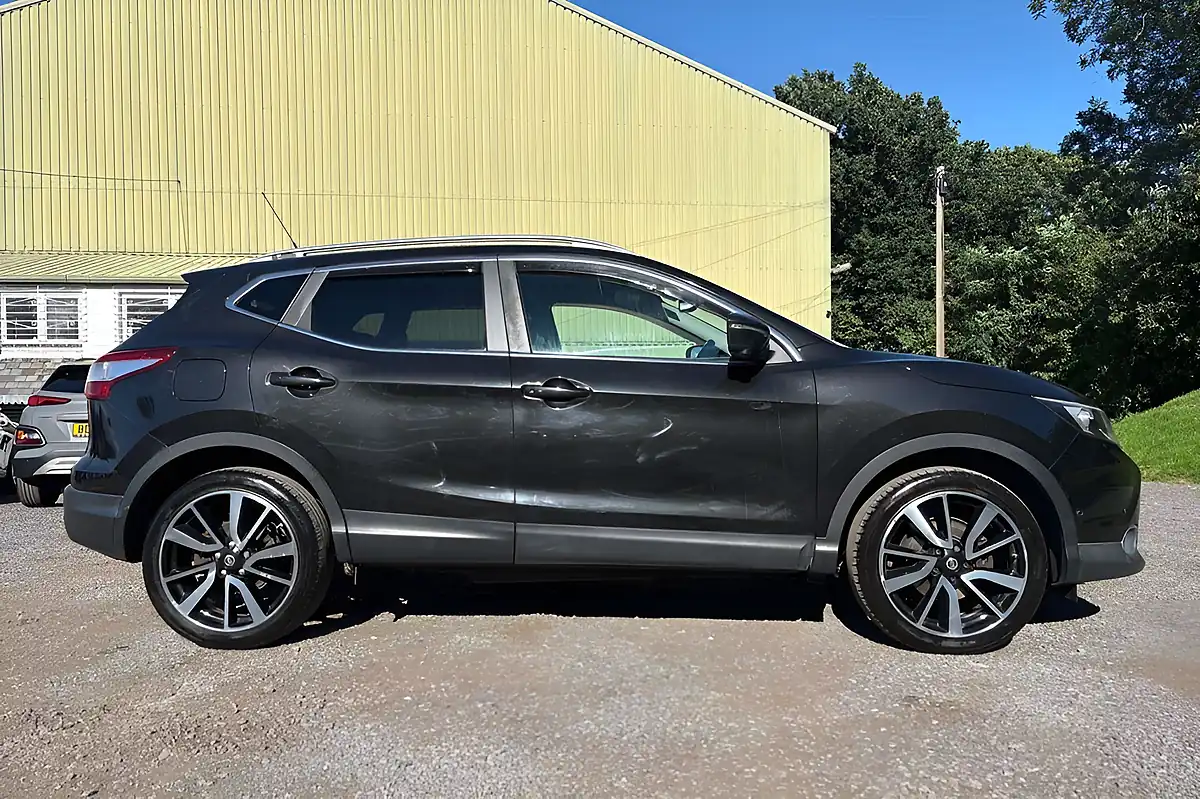 Used 2014 Nissan Qashqai Tekna Black - Interior and Exterior details 5