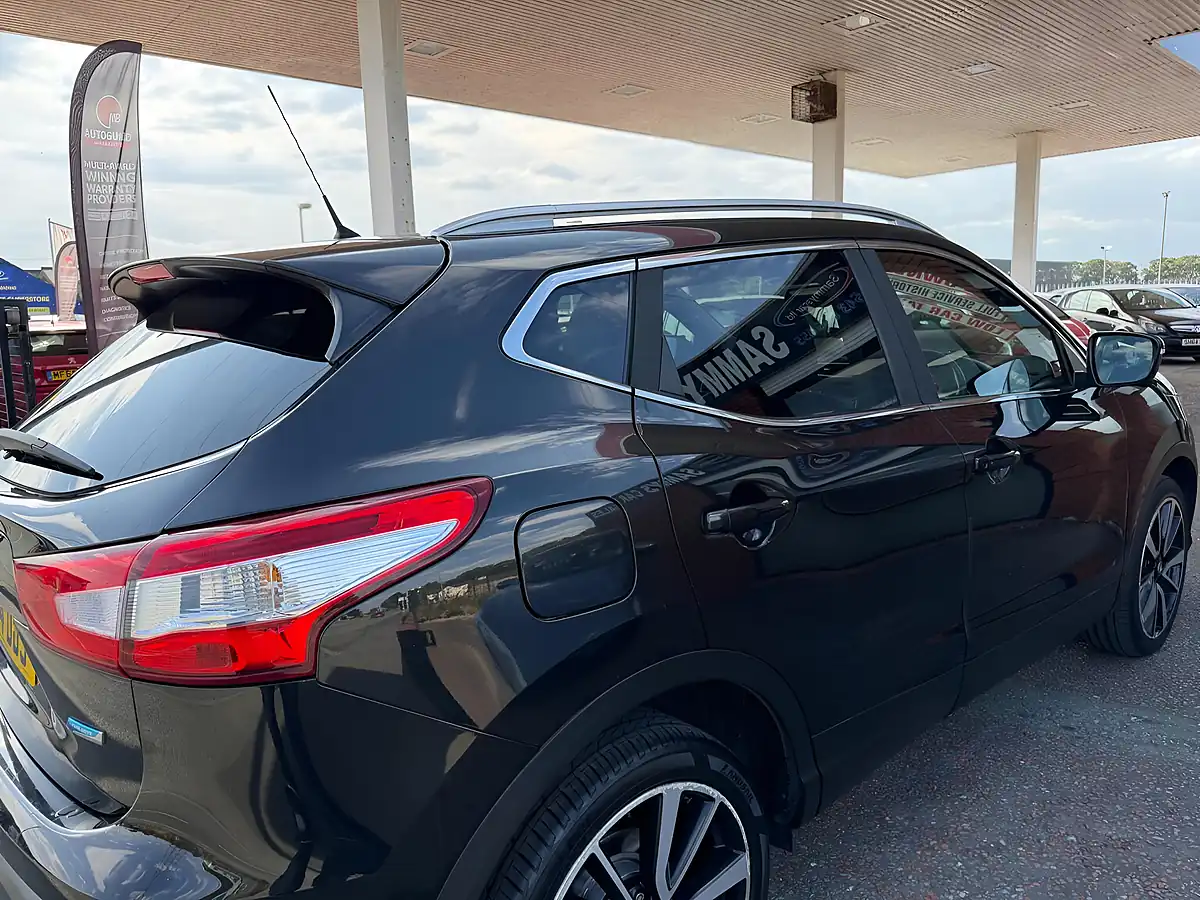 Used 2014 Nissan Qashqai Tekna Black - Interior and Exterior details 11