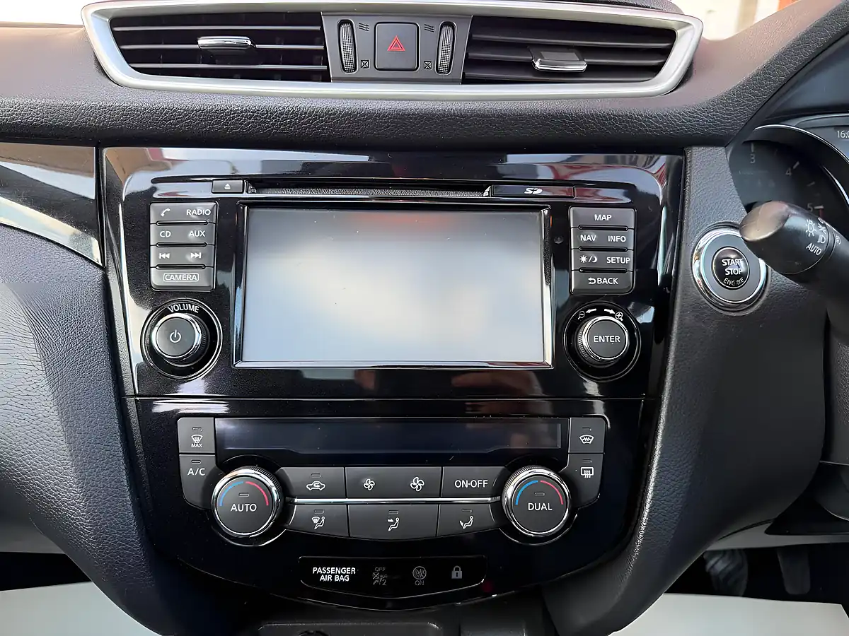 Used 2014 Nissan Qashqai Tekna Black - Interior and Exterior details 15