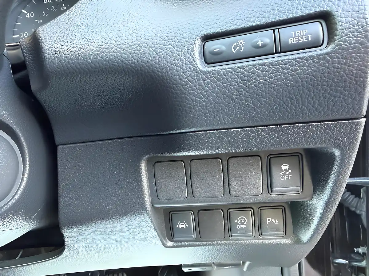 Used 2014 Nissan Qashqai Tekna Black - Interior and Exterior details 17