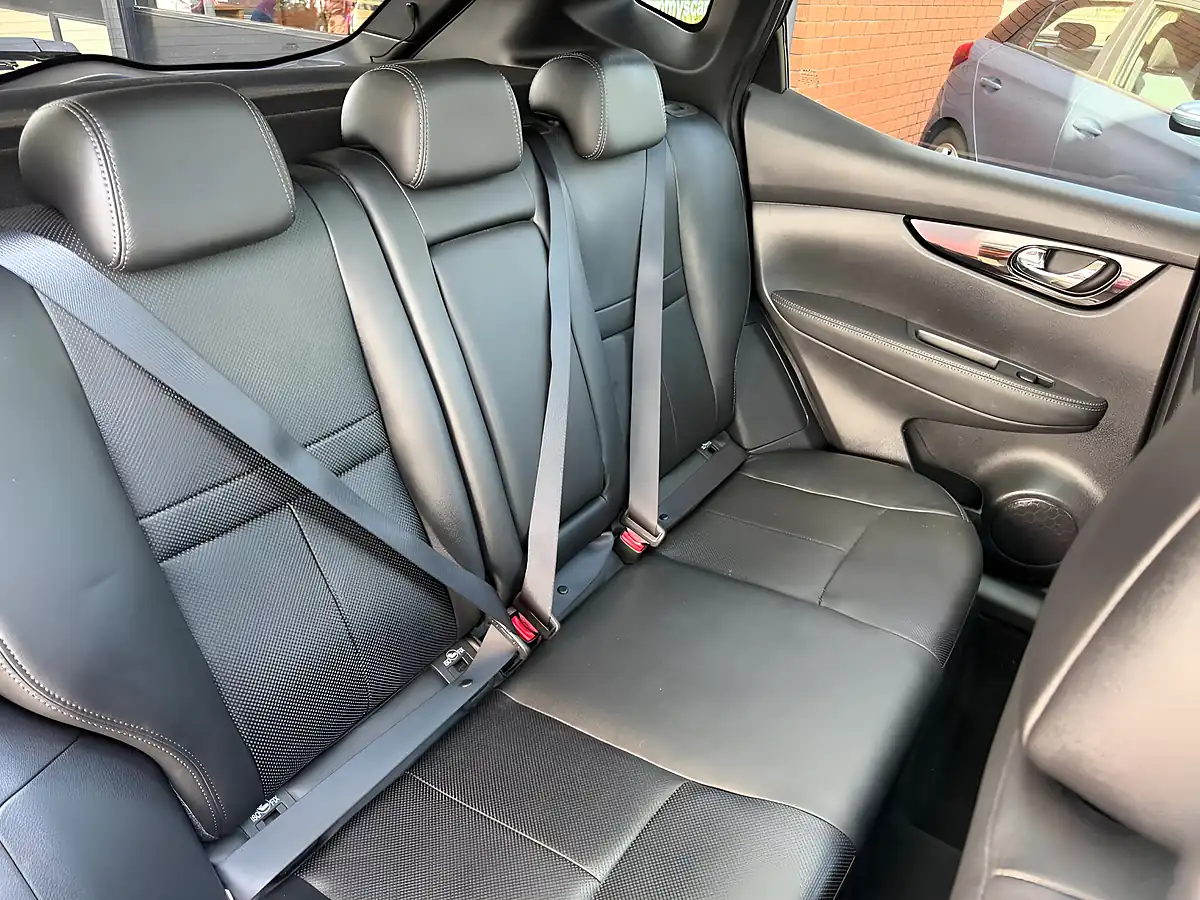 Used 2014 Nissan Qashqai Tekna Black - Interior and Exterior details 19