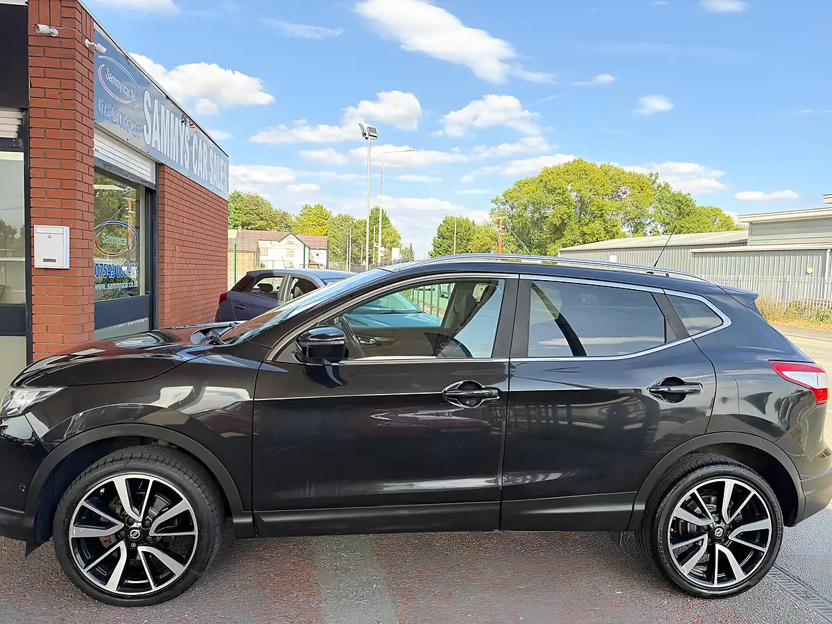 Used 2014 Nissan Qashqai Tekna Black - Interior and Exterior details 8