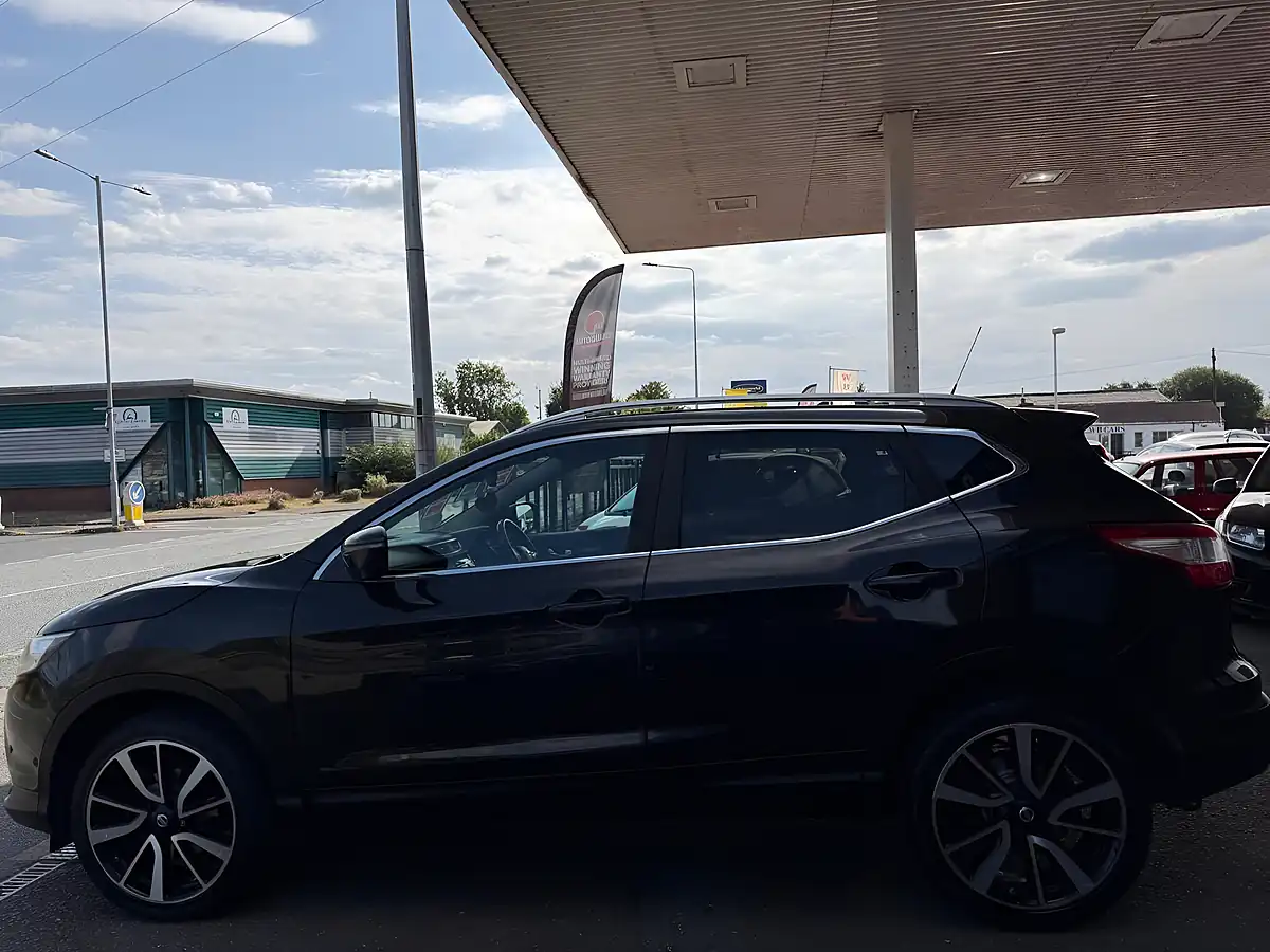 Used 2014 Nissan Qashqai Tekna Black - Interior and Exterior details 9