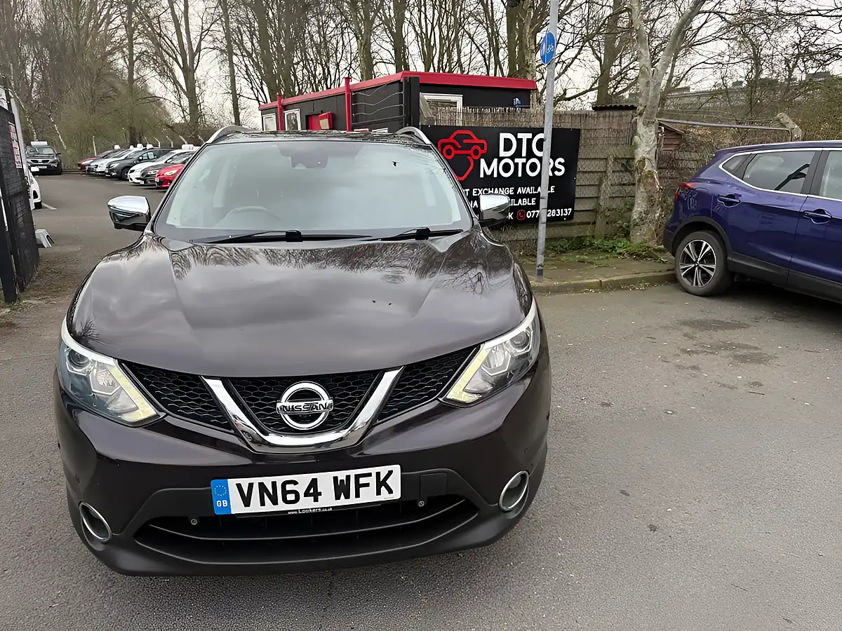 Used 2014 Nissan Qashqai Tekna Black - Front View