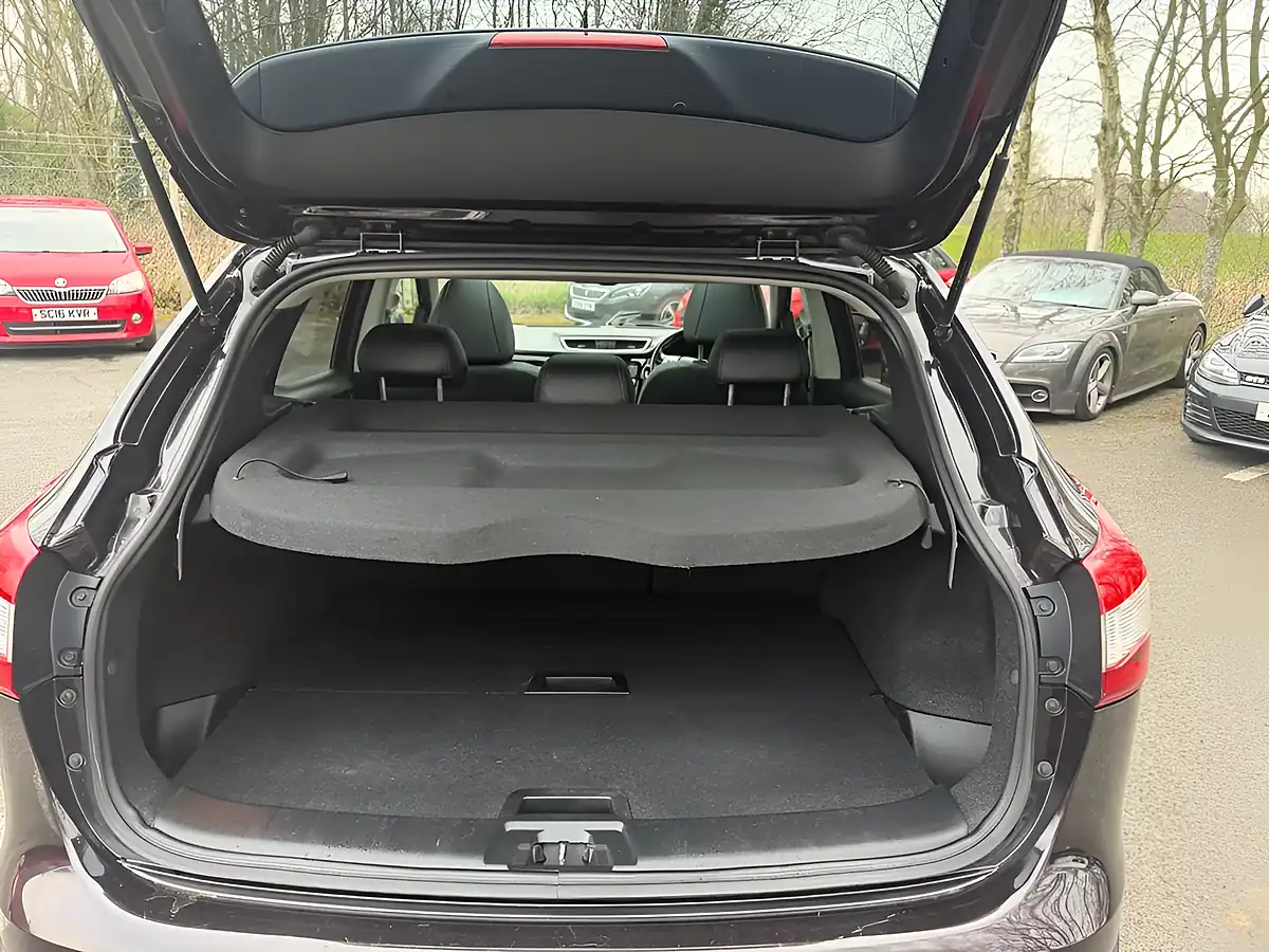 Used 2014 Nissan Qashqai Tekna Black - Interior and Exterior details 14