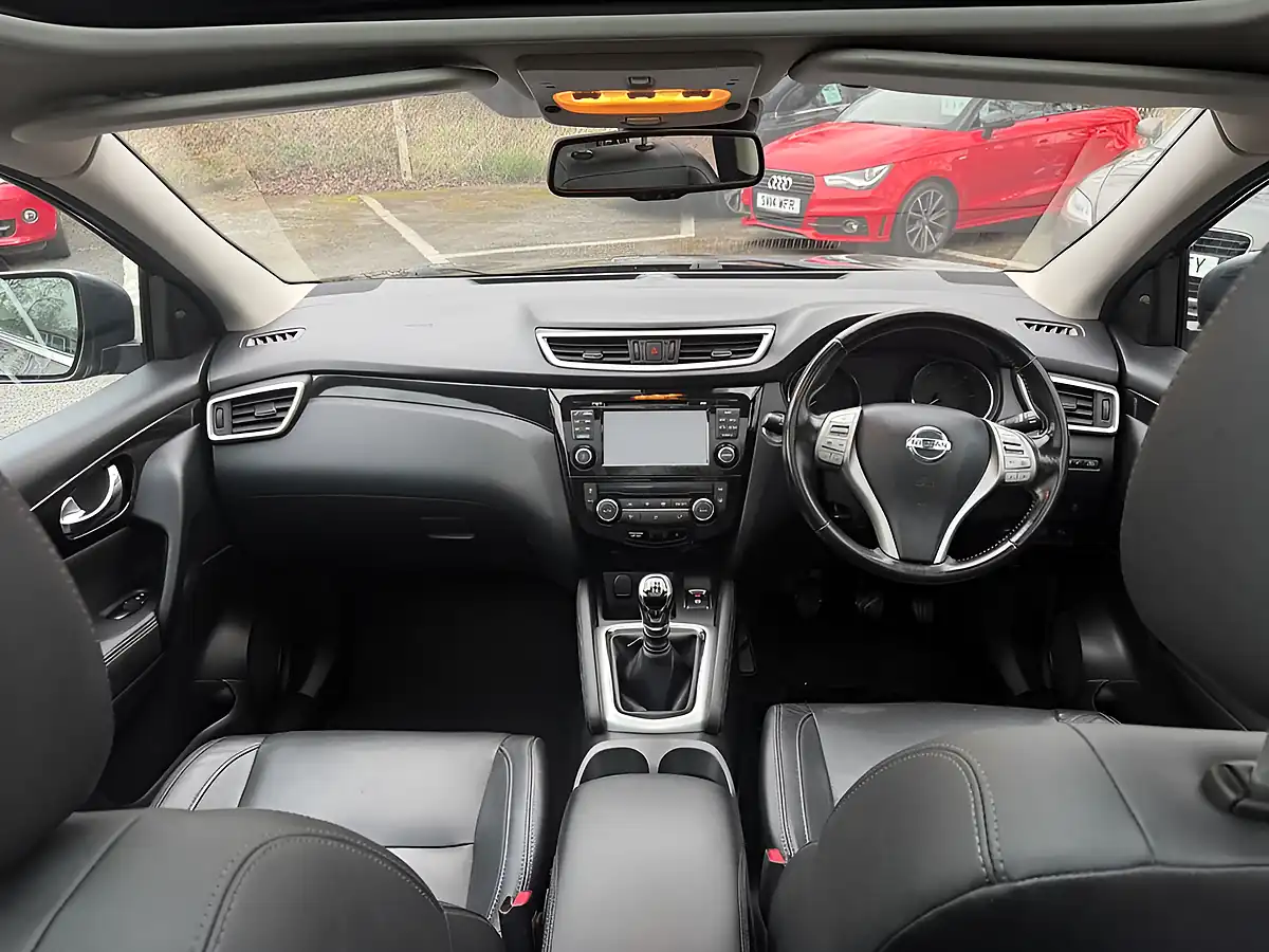 Used 2014 Nissan Qashqai Tekna Black - Interior and Exterior details 16