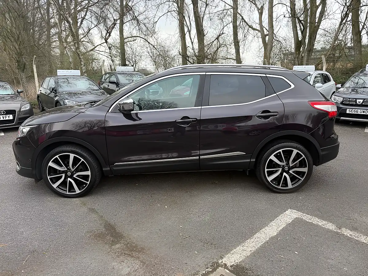 Used 2014 Nissan Qashqai Tekna Black - Interior and Exterior details 3