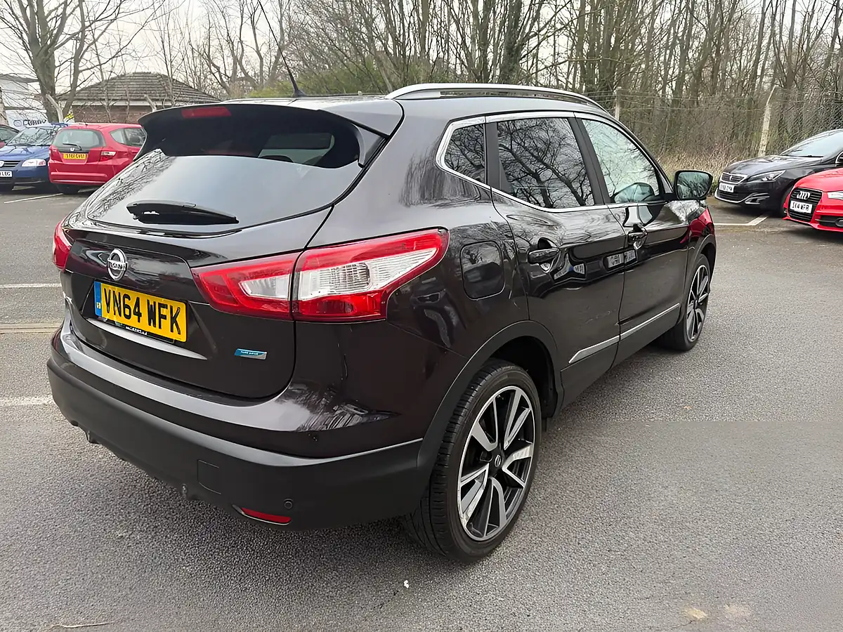 Used 2014 Nissan Qashqai Tekna Black - Interior and Exterior details 6