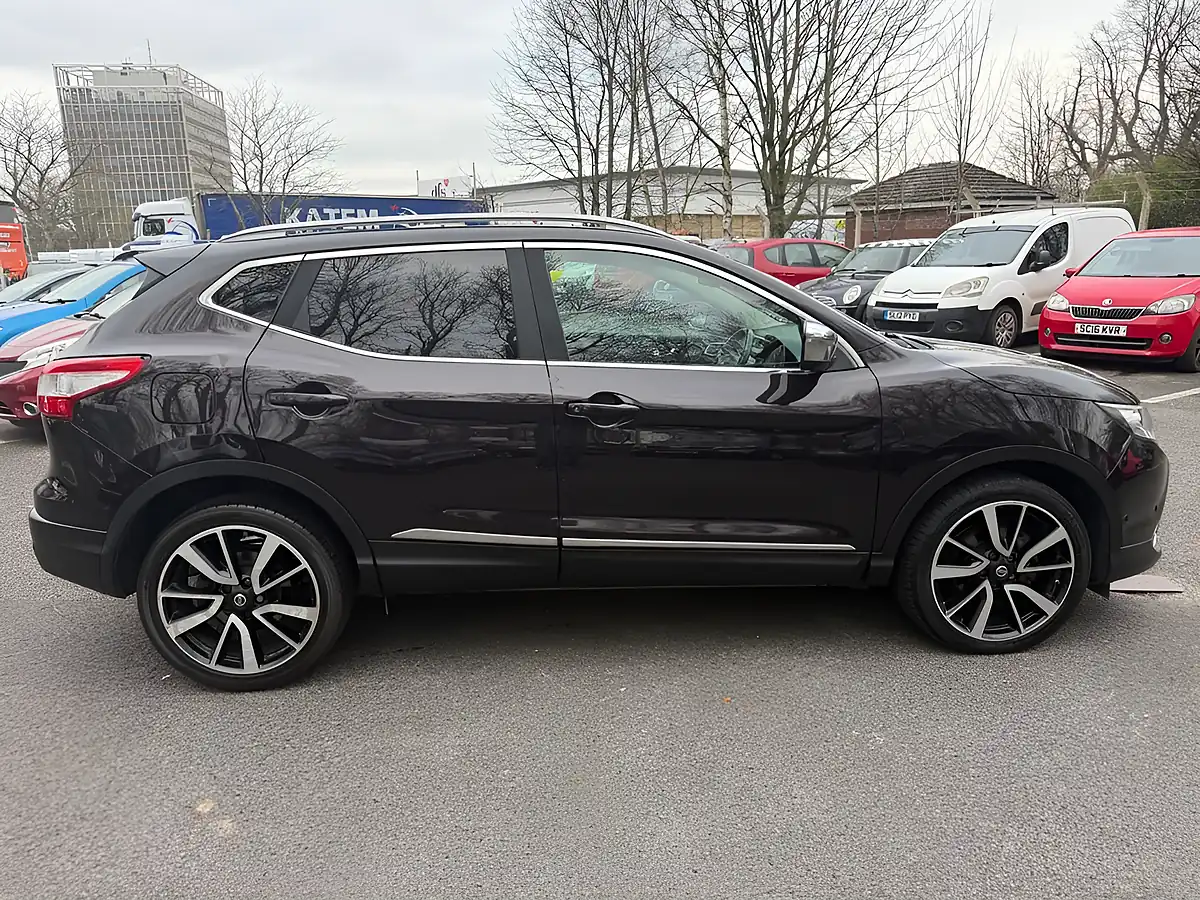 Used 2014 Nissan Qashqai Tekna Black - Interior and Exterior details 7