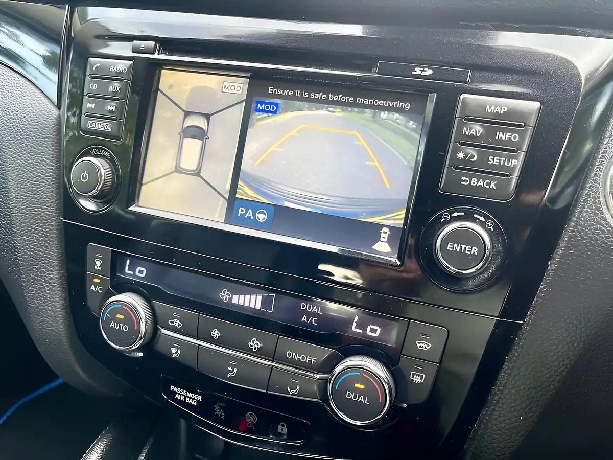 Used 2014 Nissan Qashqai Tekna Blue - Interior and Exterior details 16