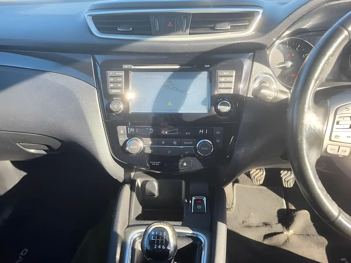 Used 2014 Nissan Qashqai Tekna Grey - Interior and Exterior details 11