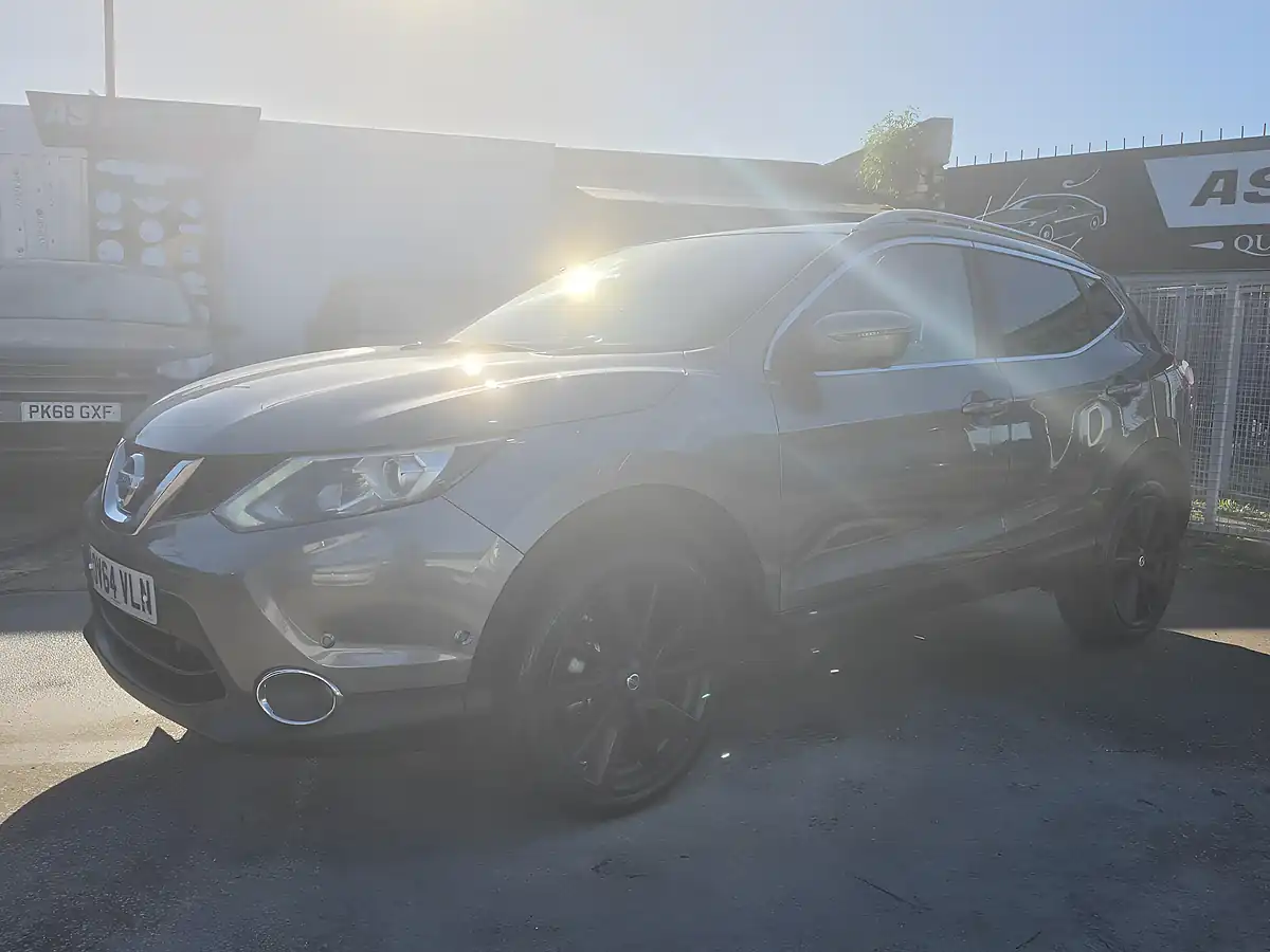 Used 2014 Nissan Qashqai Tekna Grey - Interior and Exterior details 3